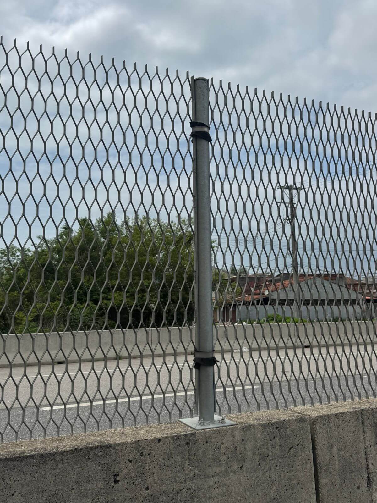Cercamento metálico em aço galvanizado