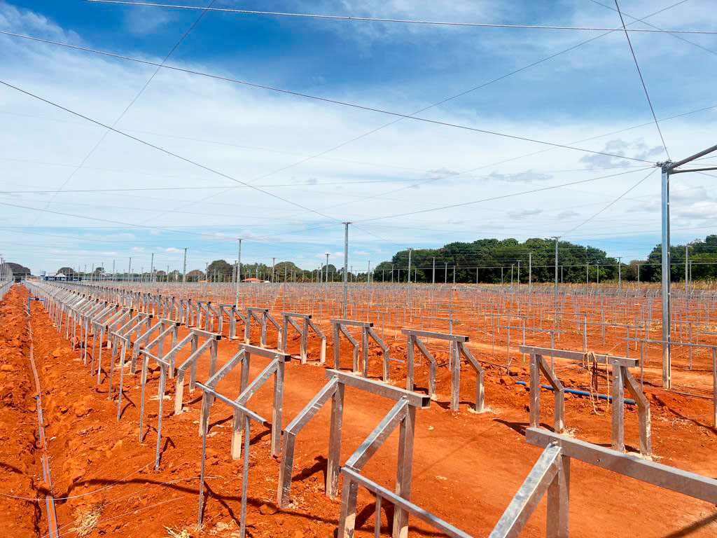 Estruturas galvanizadas instaladas em área agrícola